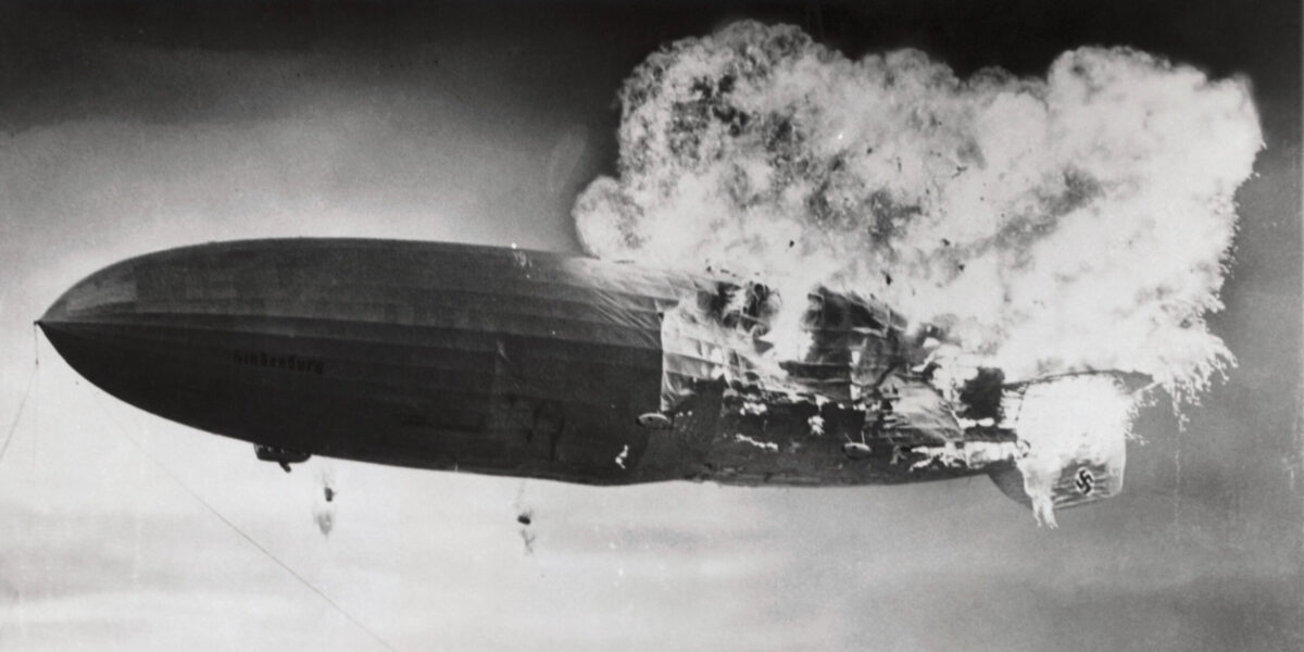 Die Hindenburg geht in Flammen auf