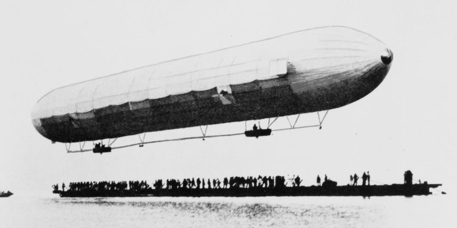 Schwarz-weiß Bild des ersten Luftschiffs des Grafen Zeppelin