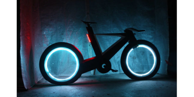 Dieses Fahrrad ohne Speichen zeigt mit Laser Abstand