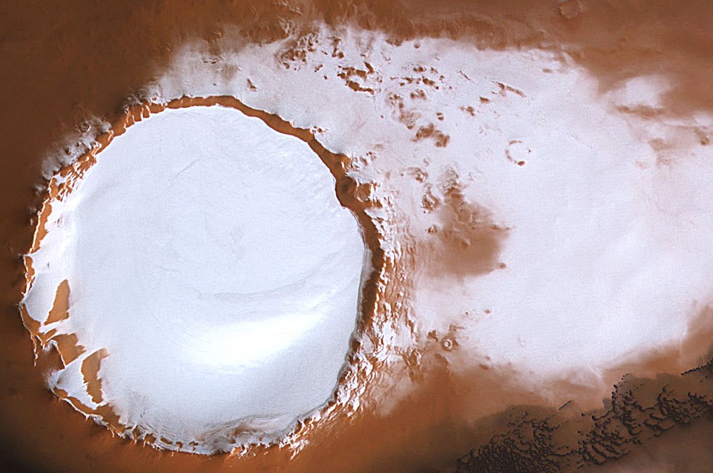 Die Aufnahme zeigt einen Krater mit Wassereis am Marsnordpol.