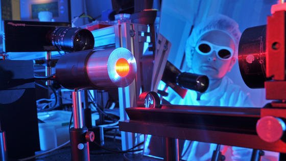 Laser werden immer häufiger als Werkzeug in der Industrie und Forschung eingesetzt. Laserstrahlen können Verbrennungen verursachen. 