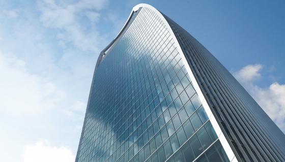 Die gekrümmte Glasfassade des "Walkie Talkie" genannten Londoner Wolkenkratzers in der 20 Fenchurch Street kann bei intensiver Sonneneinstrahlung zur Gefahr werden und Autoteile wegschmelzen. 