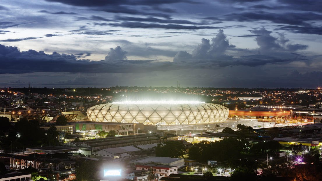 Das Fußballstadion in Manaus bei Nacht liefert einen beeindruckenden Anblick.