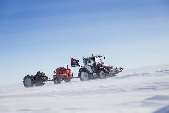 Bei bis zu minus 56 Grad Celsius schlug sich die Niederländerin durch die Antarktis – teilweise kam sie nur mit 0,5 km/h voran. Ihr umgebauter Traktor von Massey Ferguson stand ihr dennoch treu zur Seite. 