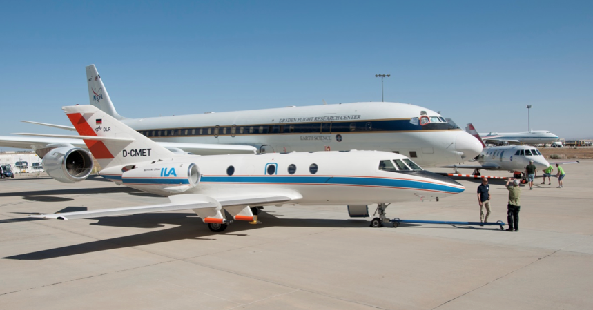 Das DLR-Forschungsflugzeug Falcon analysierte im Flug die Emissionen der DC-8. Diese flog abwechselnd mit regulärem JP8-Flugtreibstoff und Biotreibstoff. 