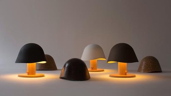 Die Mush Lamps der Designerin Claudia Garay sind kabellos und lassen sich daher überall im Raum platzieren. Mit warmem Licht erzeugen sie im Wohnzimmer natürliches Ambiente.