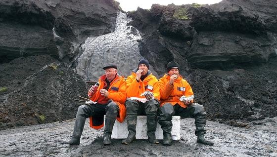 Pause der AWI-Forscher vor einem Eiskeil: Diese riesigen Eisstücke speichern Klimainformationen und sind rund 100.000 Jahre alt.