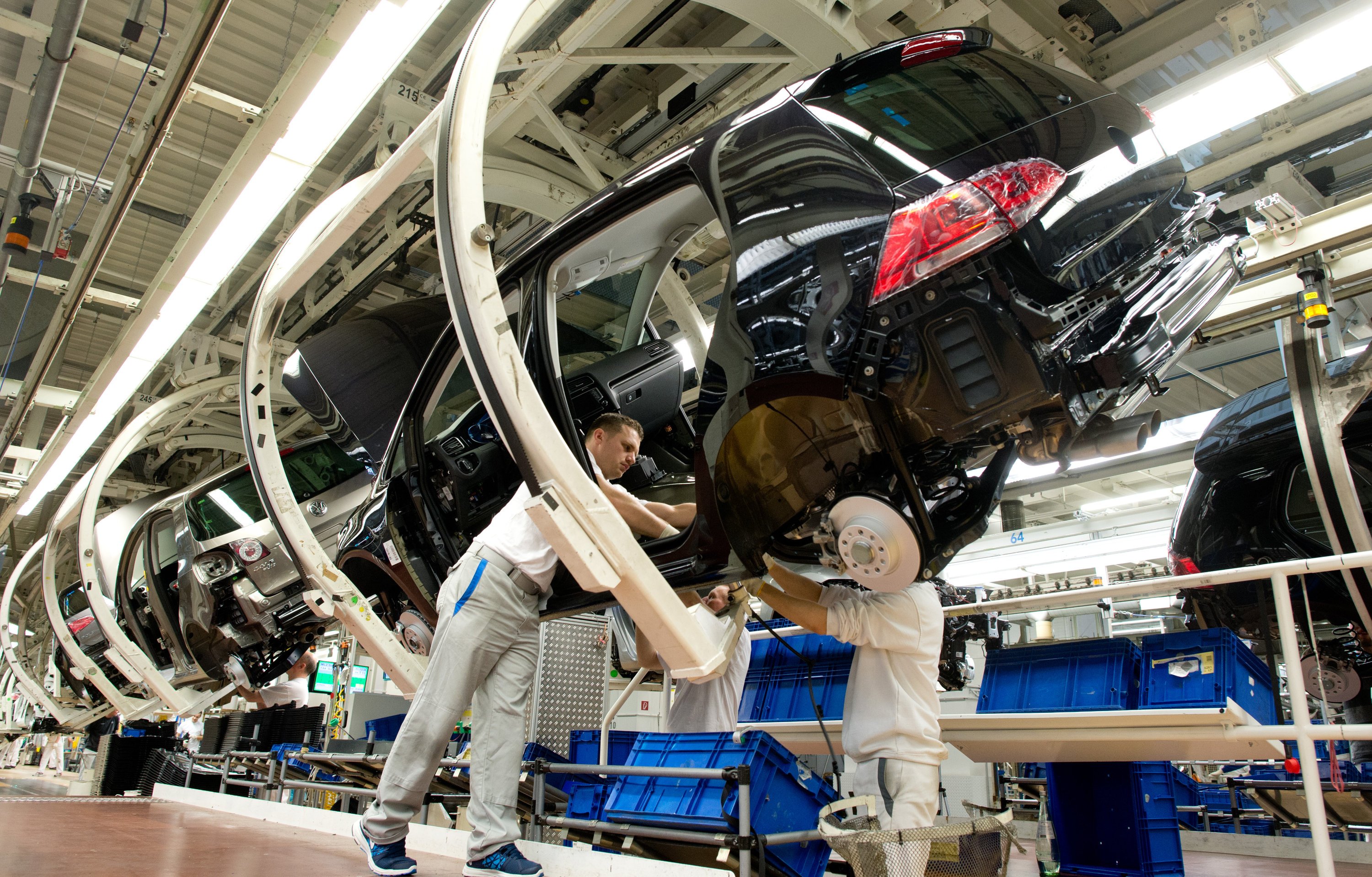 Produktion des Golf im VW-Werk in Wolfsburg: Der Autoabsatz in Europa ist vor allem in Südeuropa stark gestiegen. Allein in Spanien wurden im Januar mehr als 27 Prozent mehr Autos verkauft als vor einem Jahr.