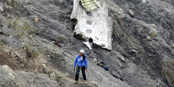 Trümmerteil des Germanwings-Airbus in den Alpen: Inzwischen steht fest, dass der Co-Pilot den Absturz bewusst herbeigeführt hat.