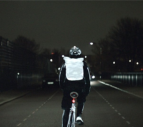 Rucksack, Schuhe und Helm lassen den Verkehrsteilnehmer in hellem Licht erscheinen. Nachtfahrten mit LifePaint sind deutlich sicherer.