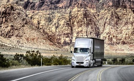 Mit Radarsystemen und Kameras bestückt ist der selbstfahrende Freightliner Inspiration Truck, der jetzt in Nevada im öffentlichen Straßenverkehr fahren darf.