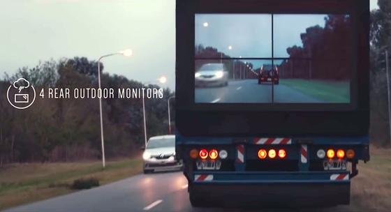 Samsungs Safety Truck verfügt über ein Display, das den Blick auf den Verkehr vor dem Lkw ermöglicht. Dadurch weiß der Hintermann, ob er überholen kann.