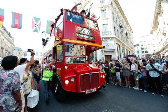 Original Roadmaster-Doppeldecker mit der Olympischen Fackel 2012 in London: Die Oldies werden zunehmend durch moderne Busse mit Elektromotoren ersetzt.