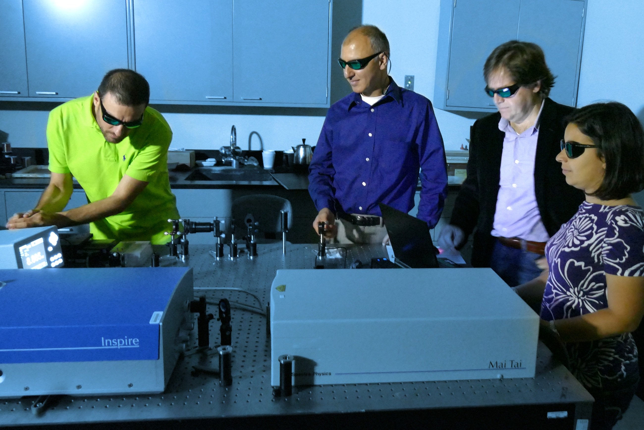 Die US-Forscher Domenico de Ceglia, Neset Akozbek, Dr. Michael Scalora und Maria Antonietta Vincenti (v.l.n.r.) testen die neuartigen Solarzellen, die 1000 mal dünner als ein Platt Papier sein sollen.