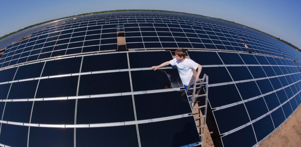 Mann prüft Solarzellen
