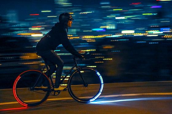 Ein fahrrad mit neonlichtern im dunkeln