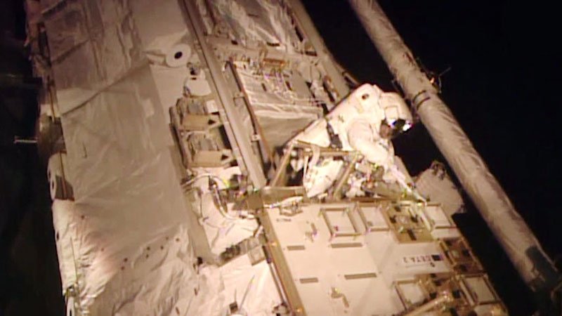 Astronaut Scott Kelly bei der Reparatur des Kühlsystems. 