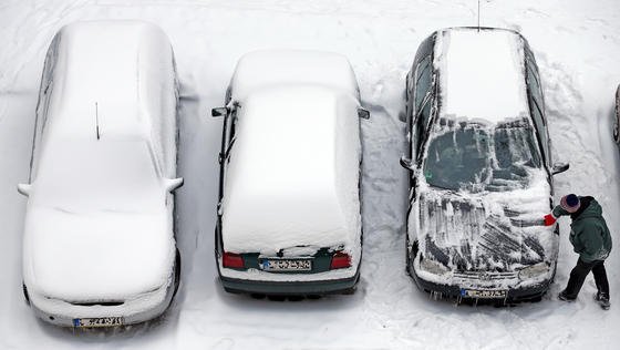 Ganz schön lästig, wenn Autos im Winter erstmal von Schnee und Eis befreit werden müssen. US-Forscher haben jetzt eine Folie entwickelt, die Sonnenlicht speichert und auf Befehl als Wärme abgibt. Das spart Zeit und erspart kalte Finger.