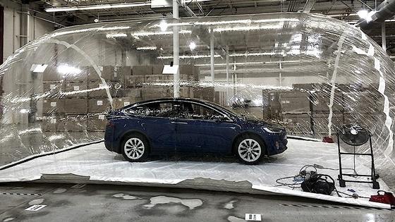 Teslas Modell X in einer Blase mit verschmutzter Luft: Ausgerüstet mit einem neuen Filtersystem war die Luft im Auto nach wenigen Minuten so gut gereinigt, dass Insassen absolut frische und reine Atmosphäre hätten genießen können. Selbst die Luft in der Umgebung sei nach einiger Zeit um rund 40 Prozent sauberer gewesen als vorher.
