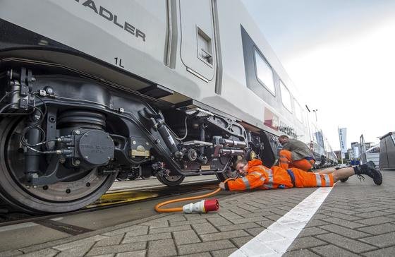 Wenn der Zug mit dem Auto am Bahnübergang spricht