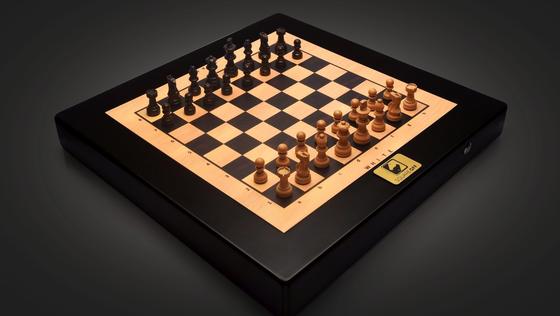 Der Schachcomputer Square Off ermöglicht nicht nur das Spiel gegen einen Mitspieler über das Internet. Der Computer bewegt per Magnetkraft auch die Figuren des Mitspielers.
