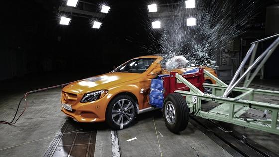 Seiten-Crashtest bei Daimler: Die Zahl von Verkehrstoten lässt sich nach Meinung von VDI-Ingenieuren nicht mehr wesentlich durch neue Sicherheitstechnik im Auto verbessern, sondern durch weniger Ablenkung des Fahrers. Außerdem wird der Fuhrpark in Deutschland immer älter – und damit steigen die Sicherheitsrisiken.