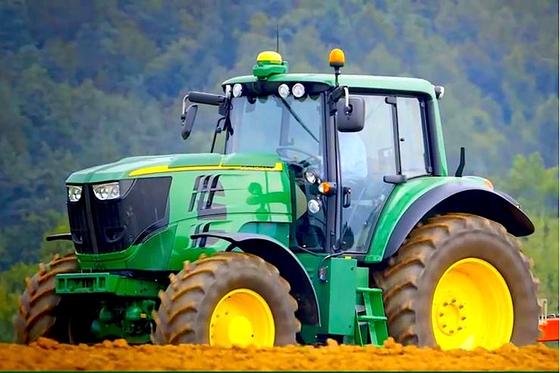Im nächsten Jahr wird der Landmaschinenhersteller John Deere diesen Traktor mit Elektroantrieb vorstellen. Unter der Motorhaube sitzt ein großer Lithium-Ionen-Akku.