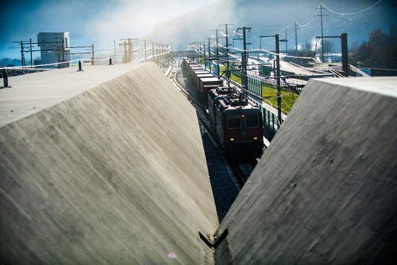 Fast ein wenig gespenstisch: In aller Herrgottsfrühe raste am Sonntagmorgen der erste Passagierzug durch den Gotthard-Tunnel: Die 57 km lange Strecke war in nur 17 Minuten geschafft. 