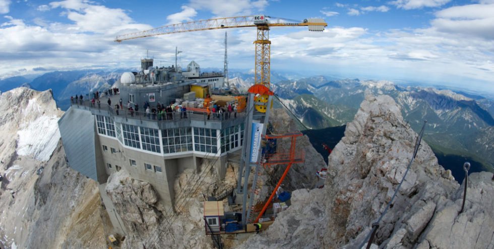 Die höchste Baustelle der Bundesrepublik: Für den Bau der Bergstation wurde auf der Zugspitze ein Kran installiert, der sogar den Zugspitzgipfel überragte.