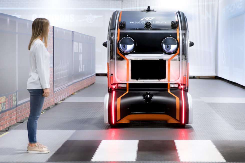 Du kannst gehen: Zwischen Fußgängern und autonom fahrenden Autos will Jaguar Land Rover Augenkontakte ermöglichen, die Vertrauen aufbauen sollen.