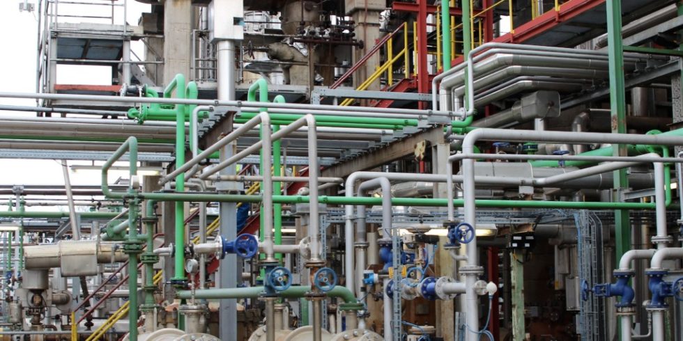 Ob Destillieren, Kondensieren, Reagieren: die technische Sicherheit ist bei Prozessanlagen unverzichtbar. Foto: BG RCI