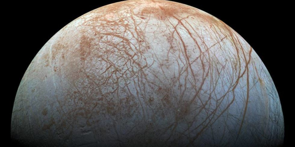 Die Oberfläche des Jupitermondes Europa wird von energiereichen Teilchen geradezu bombardiert. Foto: 
NASA/JPL-Caltech/SETI Institute