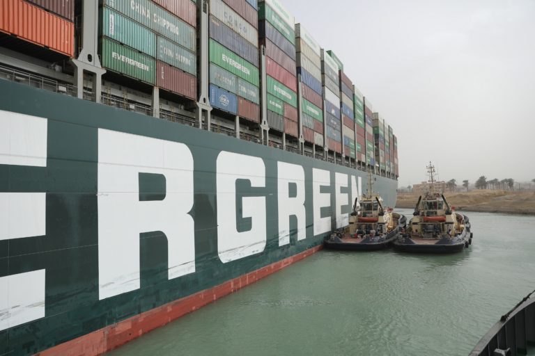 Die „Ever Given“ war im Suezkanal steckengeblieben: Das System Containerschiff offenbart seine Schwächen. Foto: Suez Canal authority
