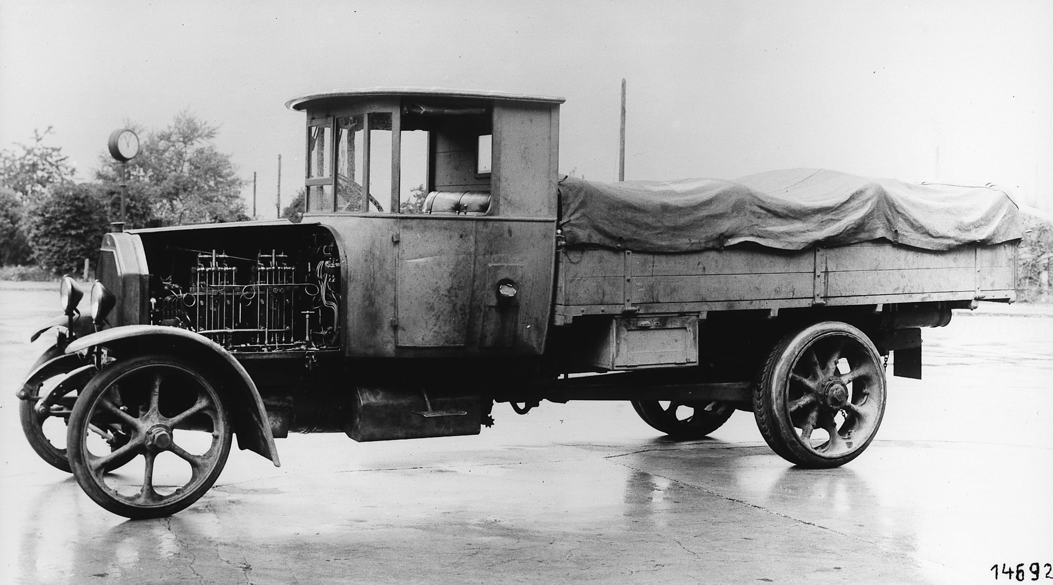 Первые грузовые автомобили. Грузовик Даймлер 1914 года. Mercedes Benz 1923. Грузовик Даймлер 1898 г.. Мерседес Бенц первый грузовик.