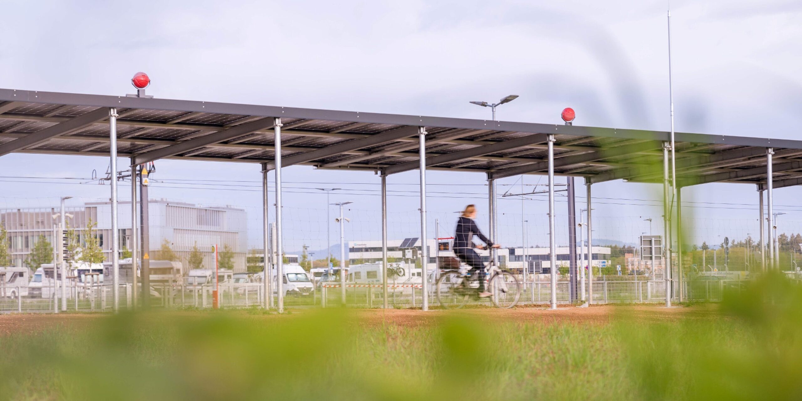 Erster Radweg mit Solardach Deutschlands eröffnet