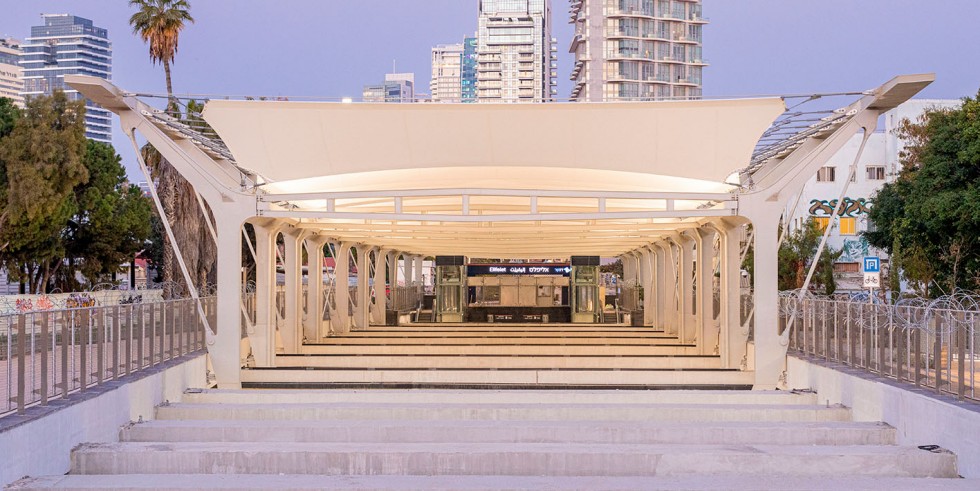 Der nach oben offene Tiefbahnhof Elifelet Station in Tel Aviv wird mit dem Membrandach frei überspannt. Foto: Thomas Schlijper