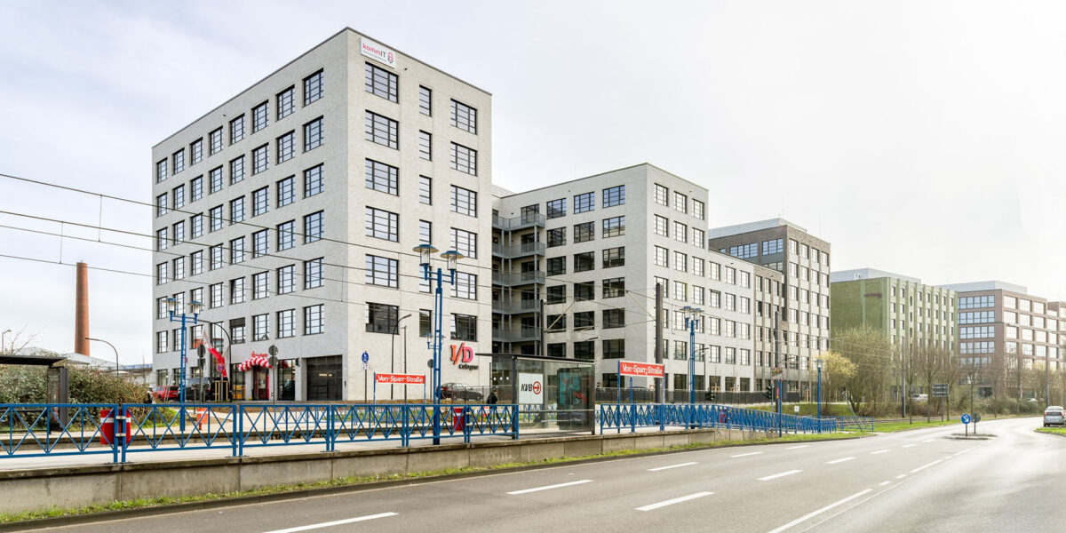 Ansicht des Güterhauses von der Haltestelle Von-Sparr-Straße. Foto: Art-Invest Real Estate | Osmab Holding AG
