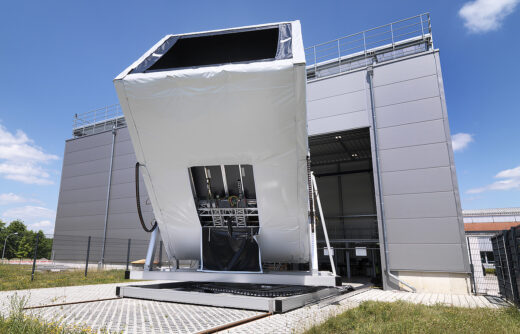 Der 7000 kg schwere und acht Meter hohe Solarmodultubus fährt der Sonne hinterher. Im Inneren werden Solarmodule montiert und können dort auf ihre elektrischen und optischen Eigenschaften hin geprüft werden. Foto: PTB