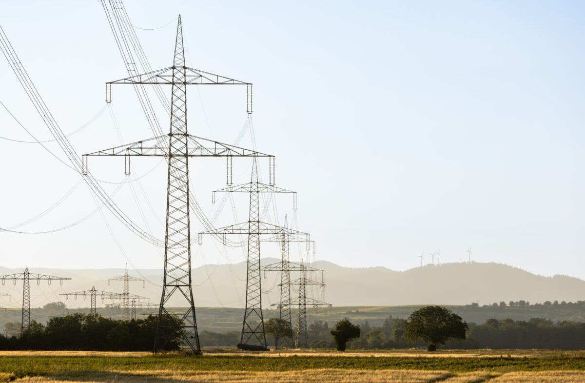 Bild 1: Freileitung mit 220-kV- und 380-kV-Stromkreis. Foto: TransnetBW