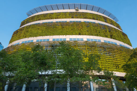 Das Consorcio-Gebäude das erste Gebäude mit grüner ökologischer Fassade in Chile. Foto: PantherMedia / tifonimages