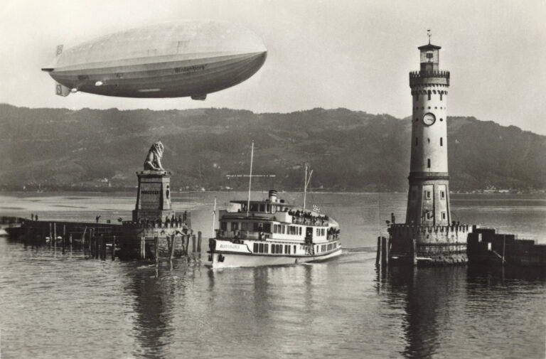 Da war die Welt noch in Ordnung: Die Hindenburg fliegt über dem Hafen von Lindau am Bodensee.