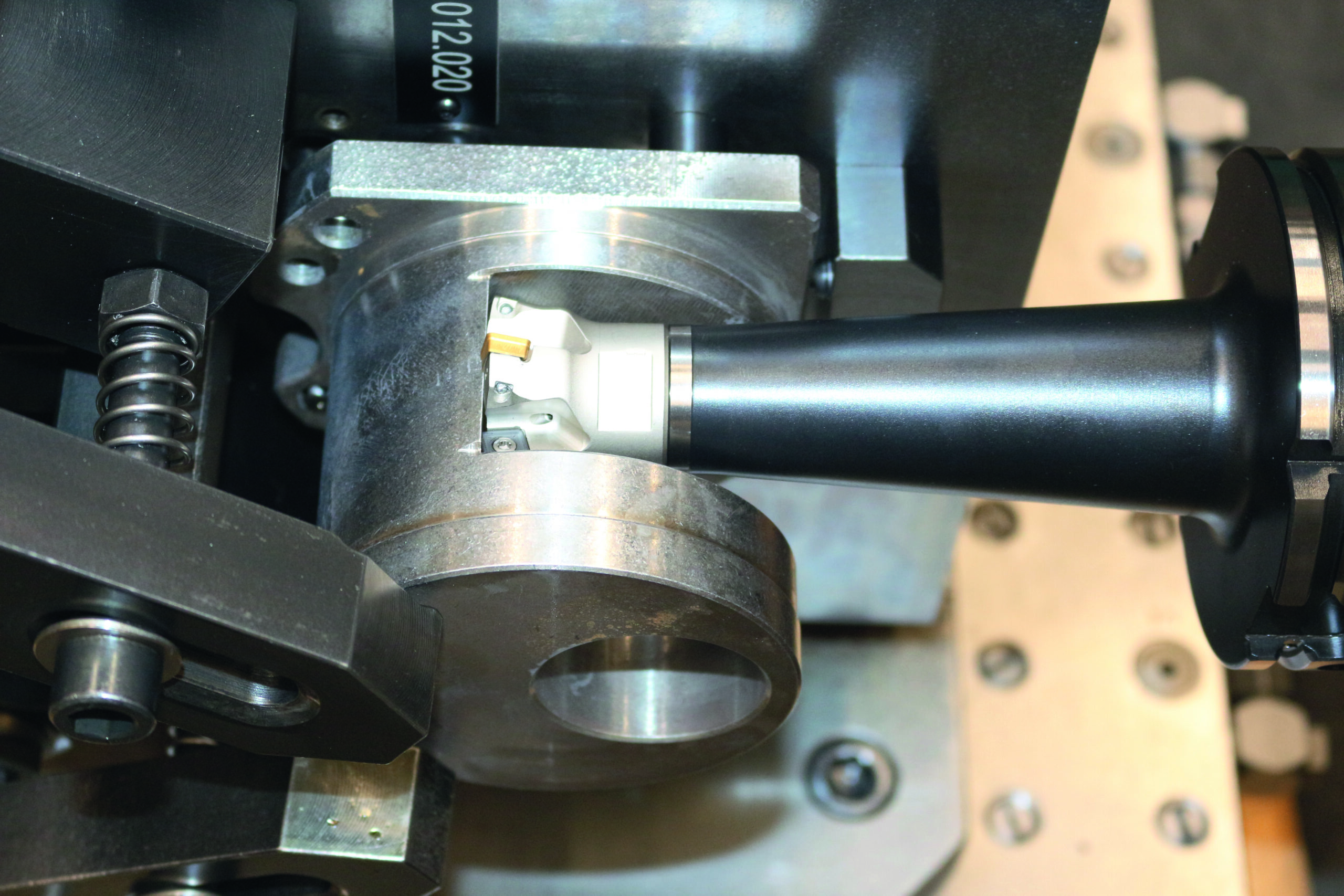 Um eine etwa 80 Millimeter tiefe und 40 Millimeter breite Nut in Grauguss-Lagerbuchsen für Druckmaschinen einzubringen, nutzt Heidelberger Druckmaschinen den MILL4FEED-Hochvorschubfräser. Foto: ISCAR