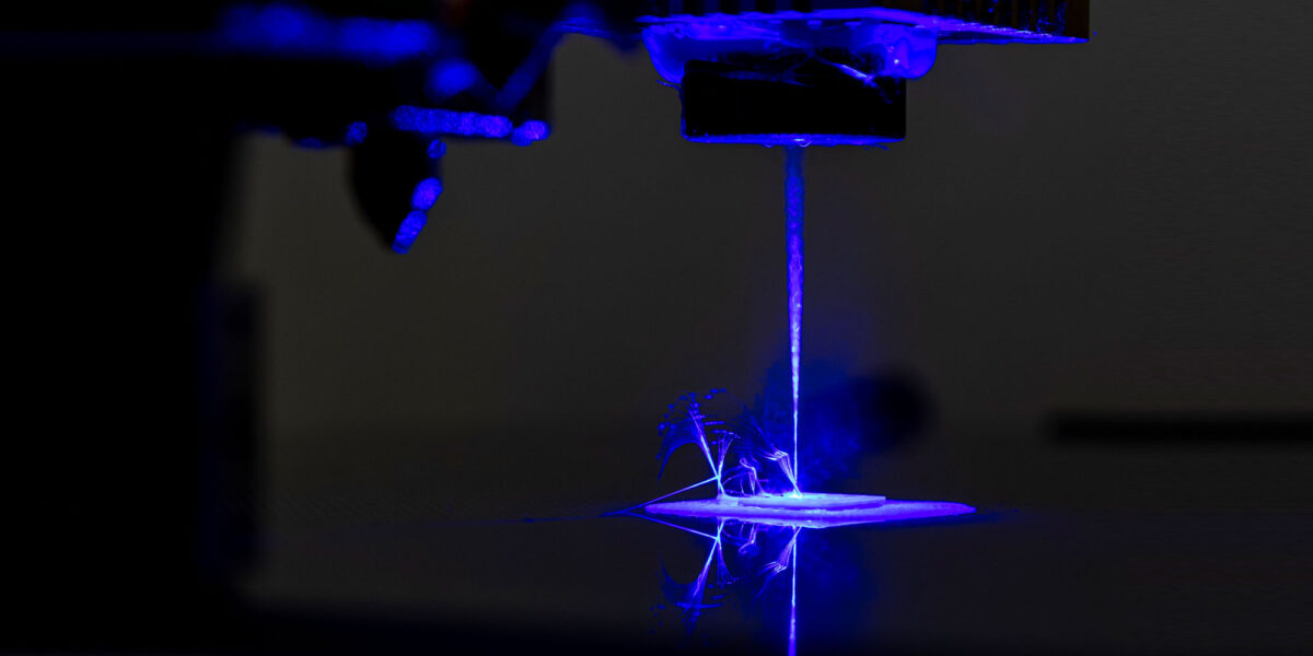 Forschende der University of Missouri haben eine Maschine gebaut, die Elemente des herkömmlichen 3D-Drucks mit der Lasertechnologie kombiniert, um multifunktionale Produkte aus verschiedenen Materialien zu entwickeln. Foto: Sam O’Keefe