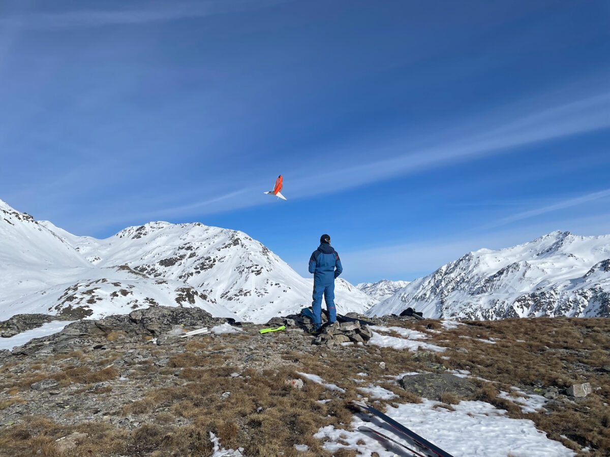 Forscher lässt eine Drohne im Gebirge steigen