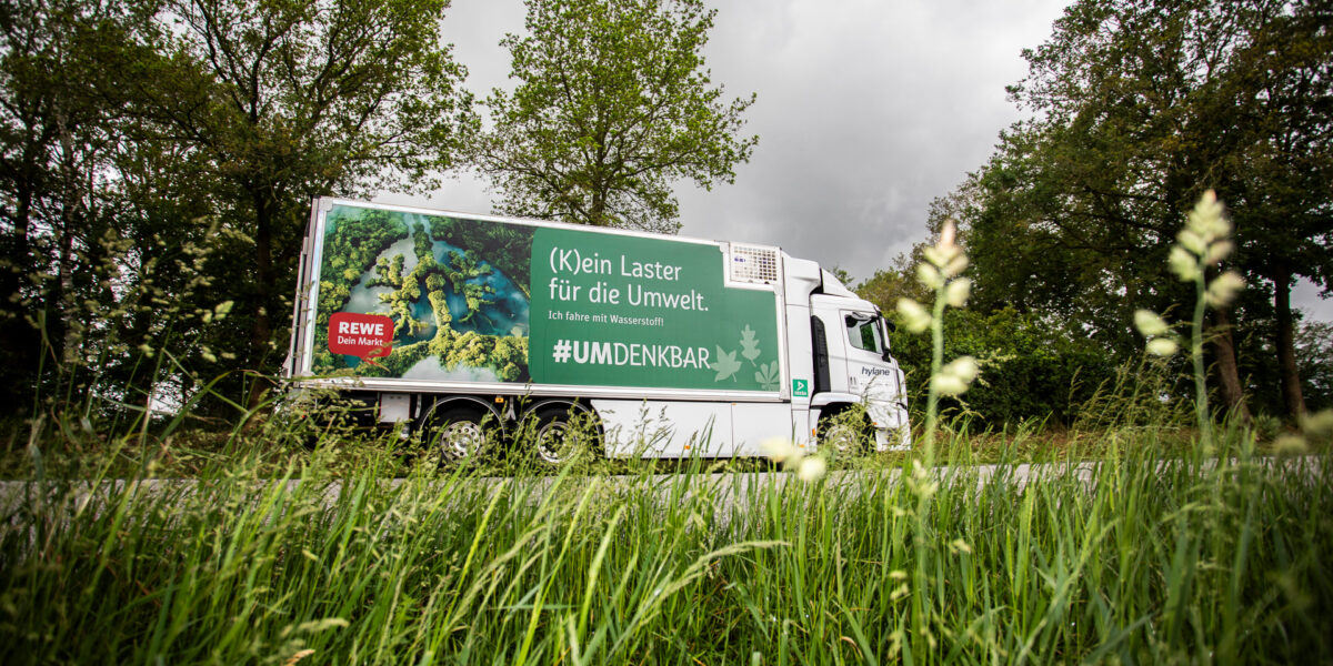 Der Wasserstoff-Lkw unterwegs im Hamburger Umland. Foto: hylane