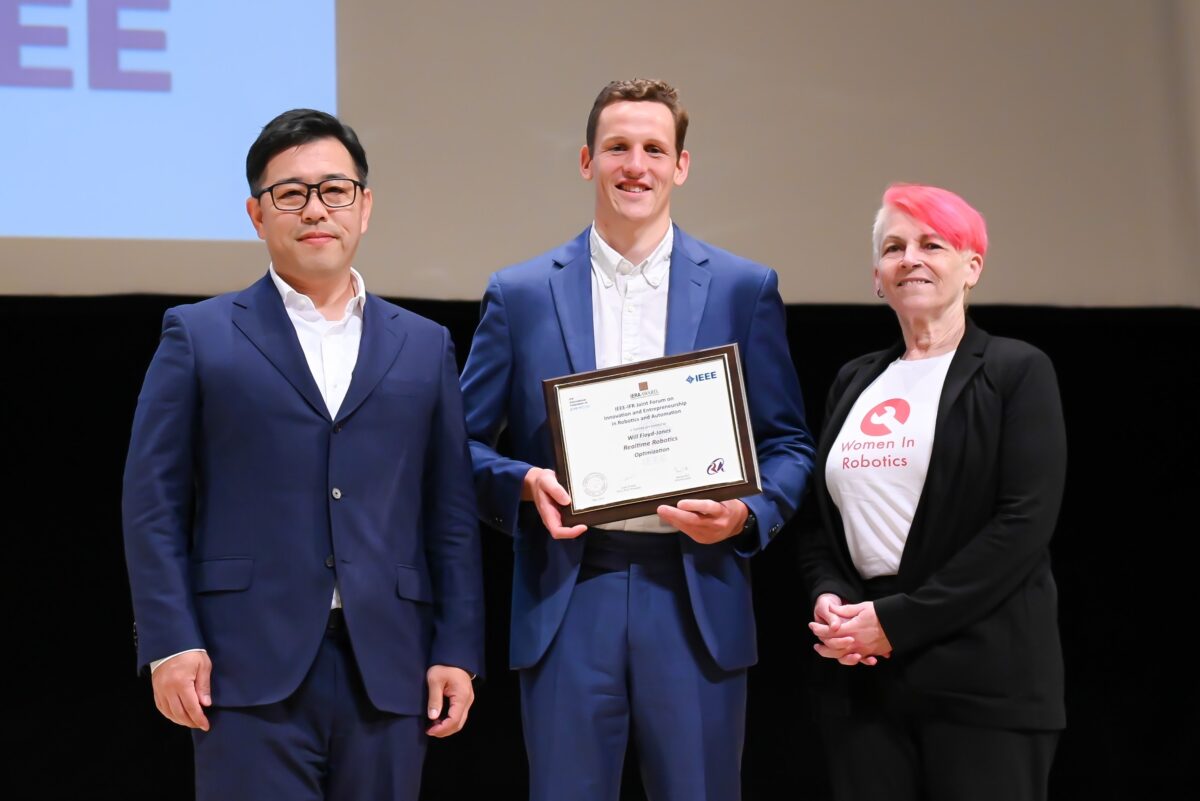 Die IERA Award 2024 Gewinner in Yokohama, Japan. (von links: Koji Kobayashi und Will Floyd-Jones, Realtime Robotics; Andra Keay, IERA Awards Chair, IEEE-RAS). Foto: IEEE-RAS
