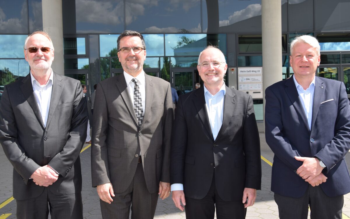 Rainer Stark (2.v.l.) ins Sprecherteam des Forschungsbeirats Industrie 4.0 gewählt. In Ihrem Amt bestätigt wurden Harald Schöning (links), Klaus Bauer und Peter Liggesmeyer (rechts). Foto: acatech