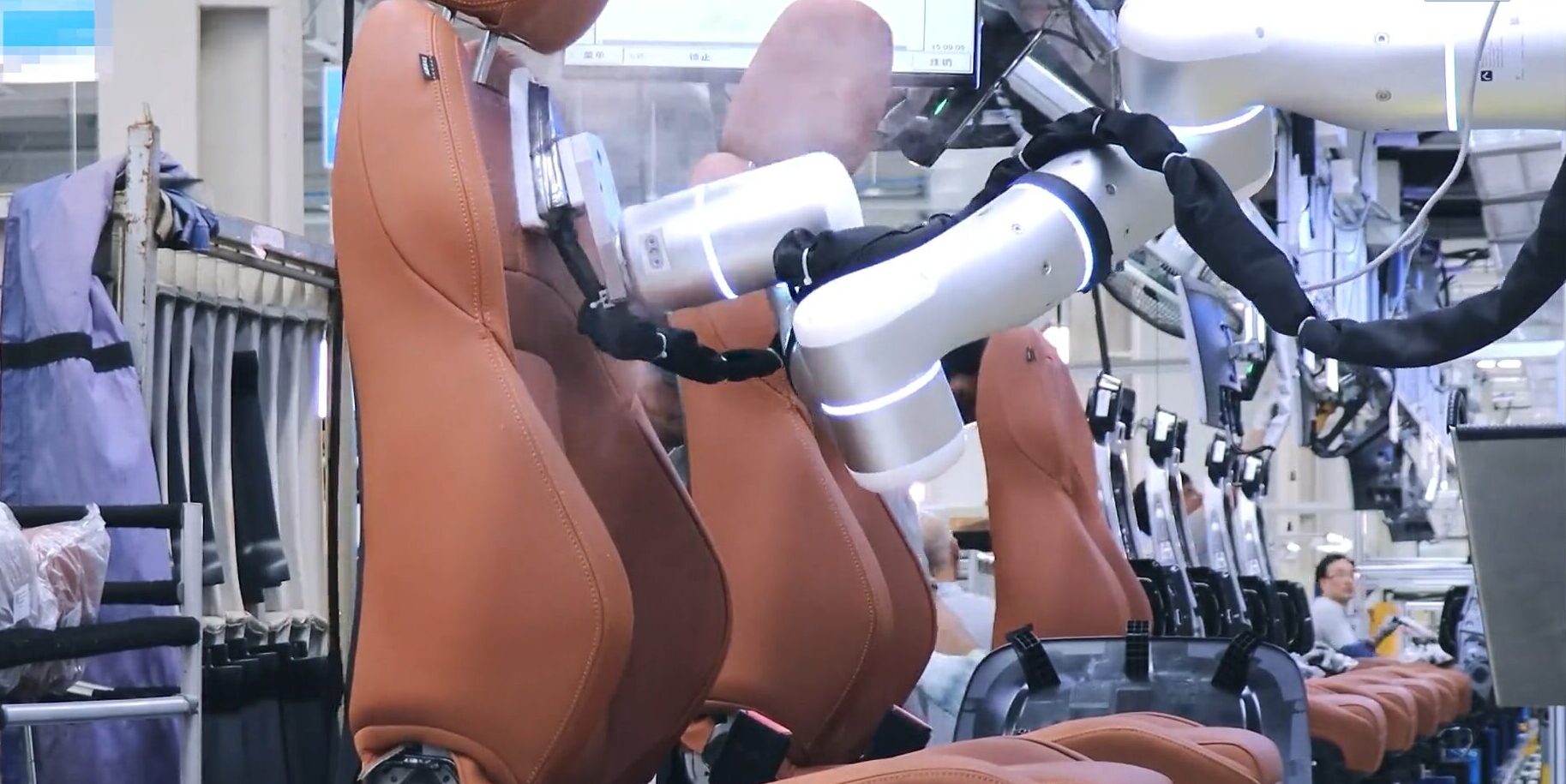 Sitzhersteller lässt Roboter bügeln