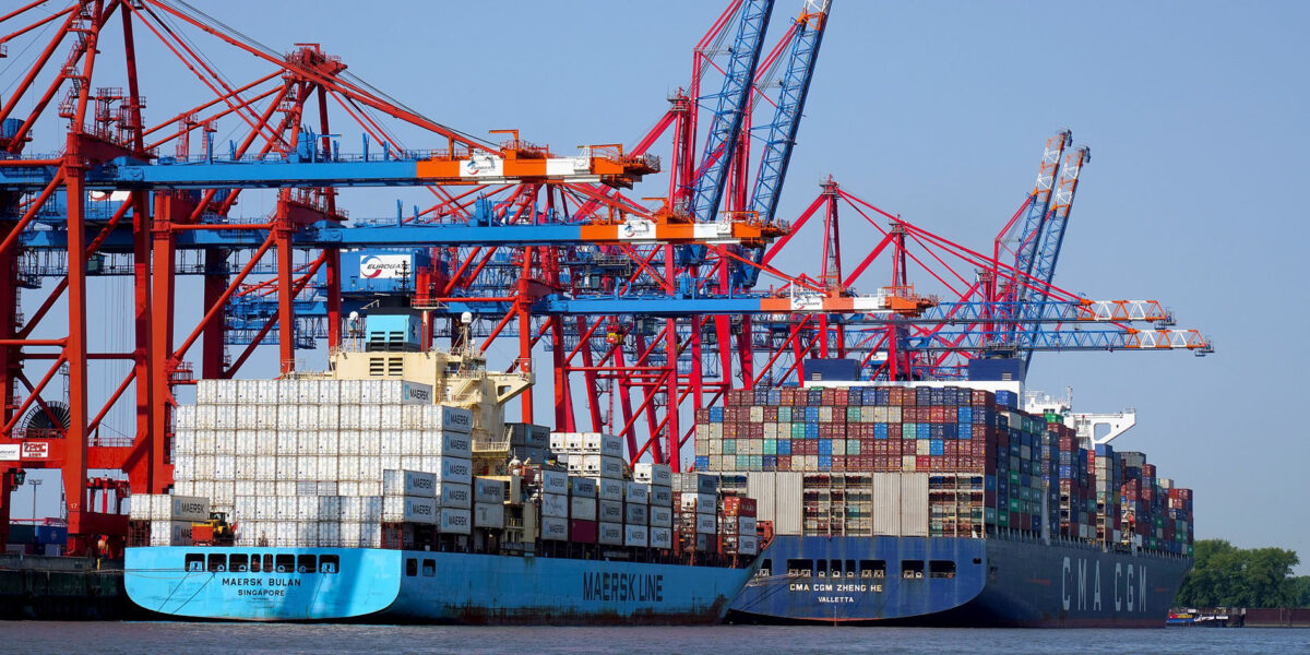 Materialumschlag im Hafen: Unternehmen sind nach dem Lieferkettengesetz verpflichtet, nicht nur ihre eigenen Aktivitäten, sondern auch die ihrer Zulieferer zu überwachen und die Einhaltung von Umwelt- und Menschenrechtsstandards sicherzustellen. Foto: Pixabay