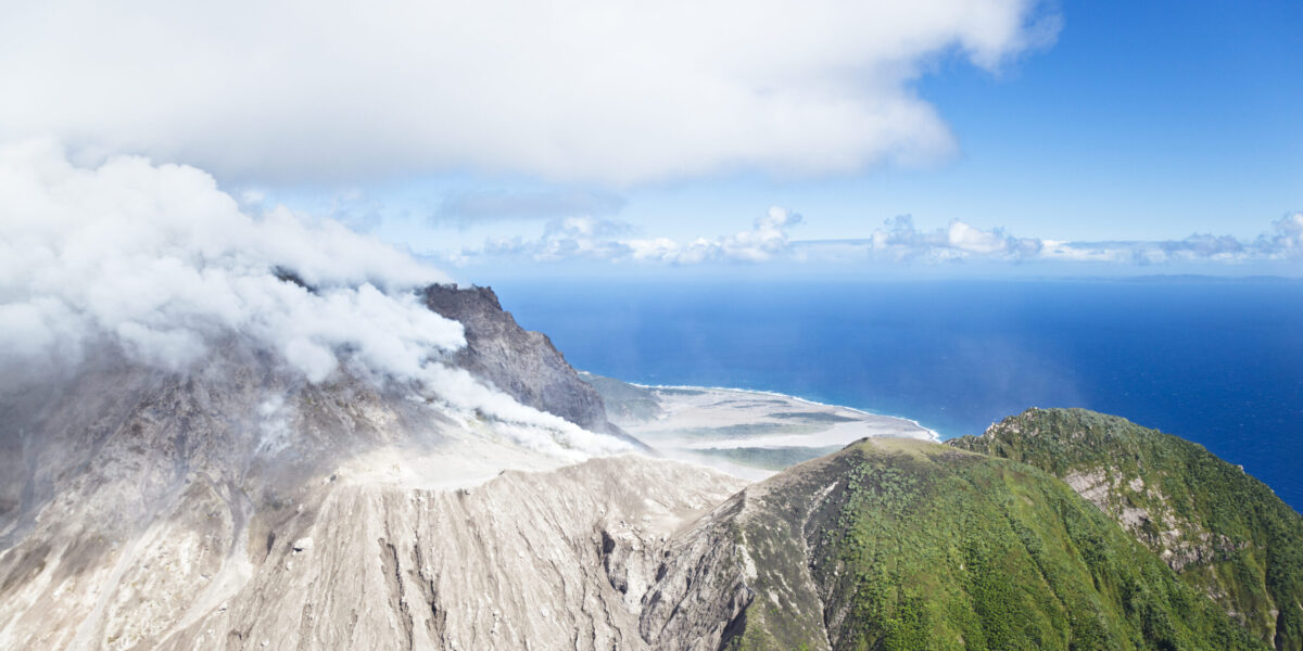 Der Soufrière Hills  auf Montserrat dient als Blaupause für künftige Rohstoffgewinnung aus Vulkanen. Foto: IMAGO/pond5 images/Michael Utech